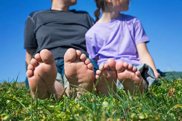 Крупним Планом Люди Ноги Пальці Лежать Траві — стокове фото