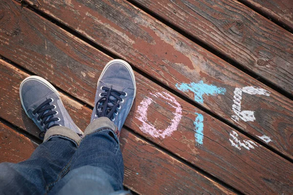 Vista Aérea Las Piernas Los Pies Con Zapatos Que Deletrean —  Fotos de Stock