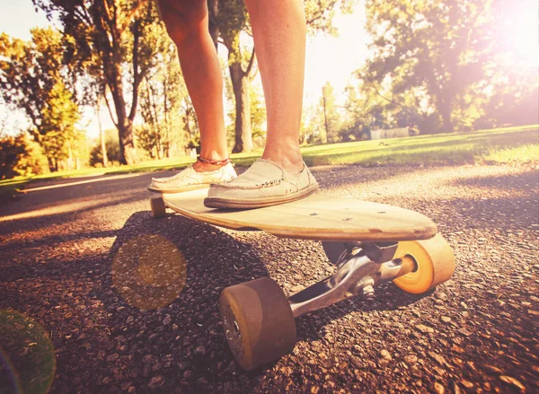 Vidvinkel Skott Skateboardåkare Som Ridande Väg Med Gräs Och Träd — Stockfoto