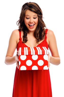 güzel bir kız bir hediye alır.