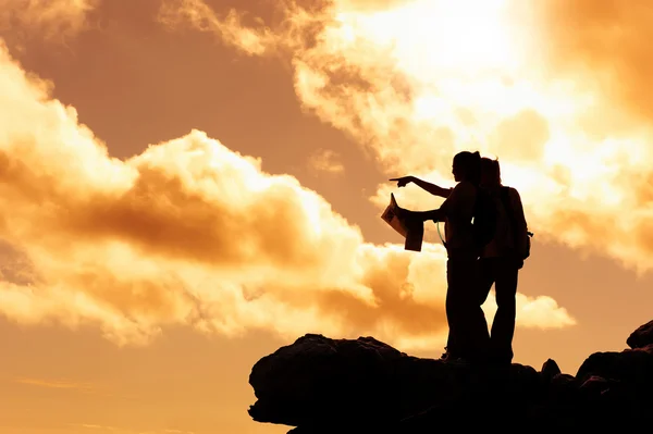 Kartenlesung Wanderer bei Sonnenaufgang — Stockfoto