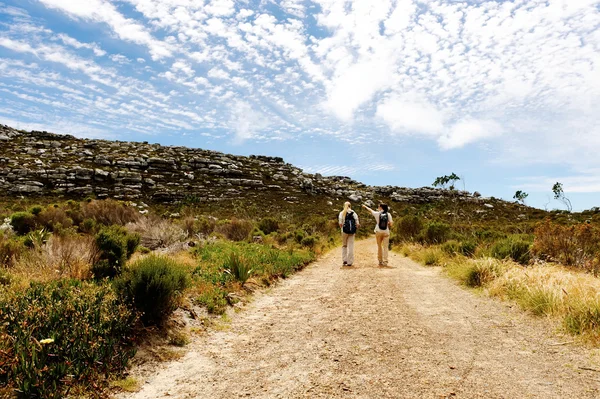 Caminhadas mulheres trekking — Fotografia de Stock