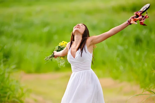 Щаслива вільна жінка в сукні — стокове фото