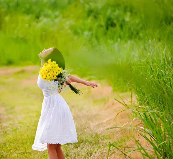 Carefree attractive girl in field — Stock Photo, Image