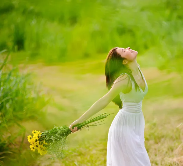 Carefree attractive girl in field — Stock Photo, Image