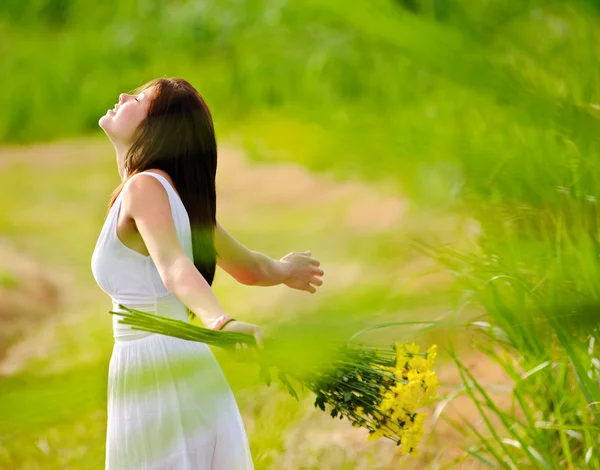 Carefree attractive girl in field — Stock Photo, Image