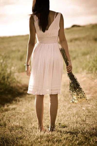 Freie Frau mit Blumenstrauß — Stockfoto