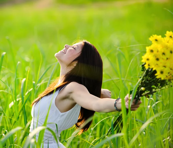 Carefree attractive girl in field — Stock Photo, Image