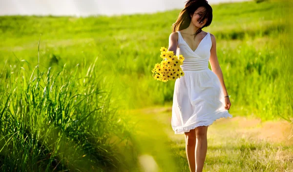 Adorable happy summer woman skipping — Stock Photo, Image