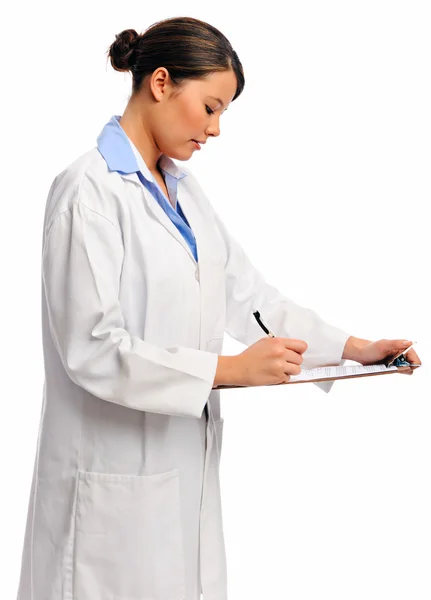 Médico médico escribiendo en portapapeles — Foto de Stock