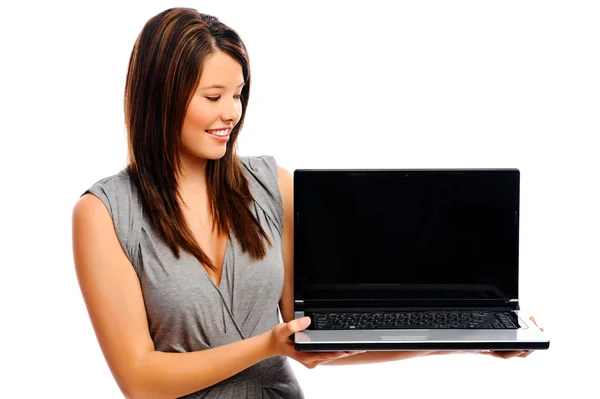 Vacker affärskvinna innehar en laptop — Stockfoto