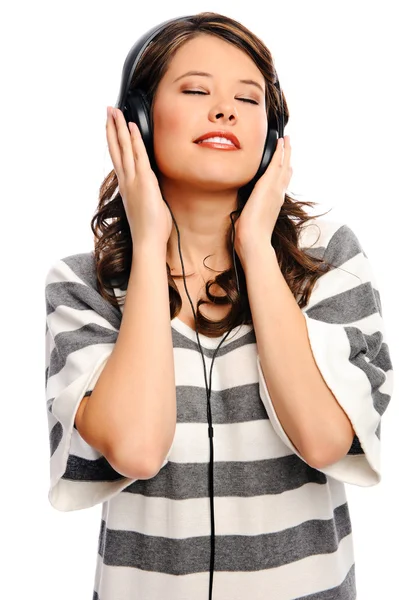 Mujer joven disfrutando de la música — Foto de Stock