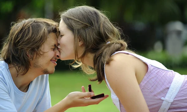 Ragazzo dà una ragazza un anello nel parco — Foto Stock