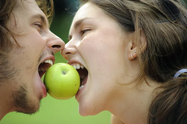 Couple en plein air profitant de l'air frais — Photo