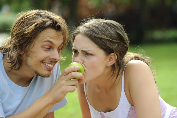 Couple en plein air profitant de l'air frais — Photo