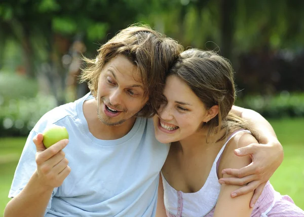 Pareja al aire libre disfrutando del aire libre — Foto de Stock