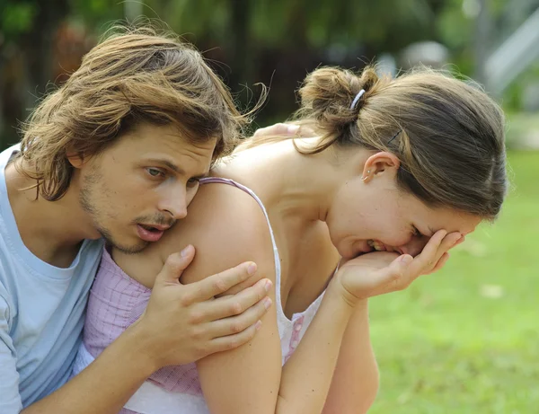 Couple en plein air profitant de l'air frais — Photo