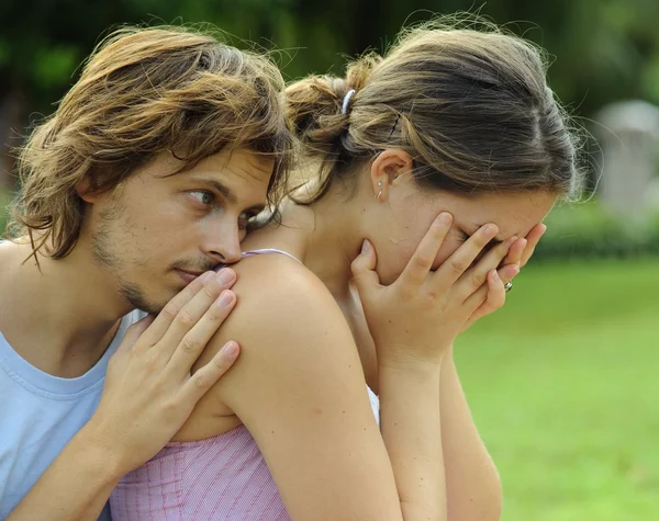 Couple en plein air profitant de l'air frais — Photo