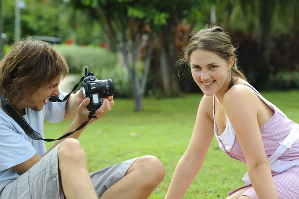 Homem fotografa a menina no parque — Fotografia de Stock