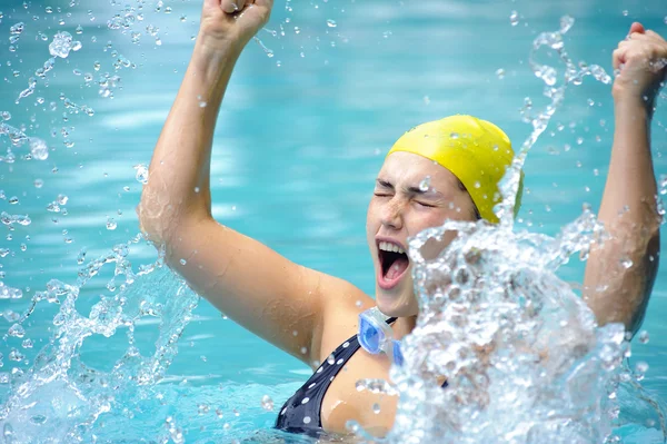 Mujer joven en la piscina — Foto de Stock