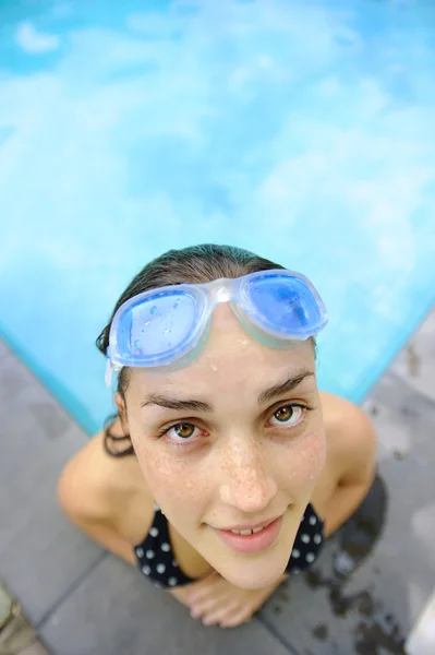 Mujer joven en la piscina — Foto de Stock