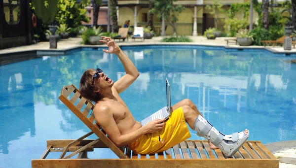 Jovem homem banhos de sol por piscina — Fotografia de Stock