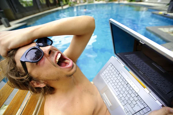 Jonge man zonnebaden bij zwembad — Stockfoto
