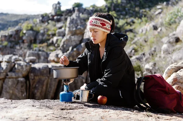 Cooking hiker woman — Stock Photo, Image