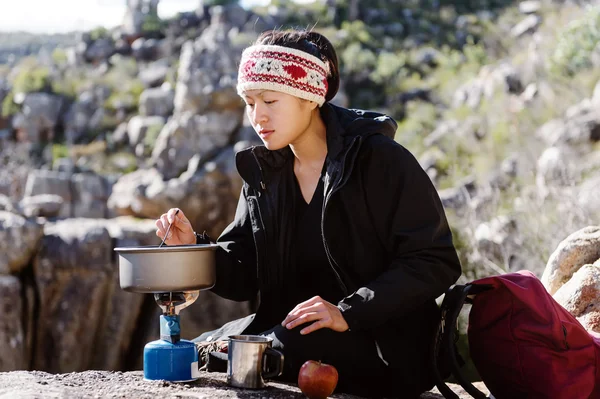 Cooking hiker woman — Stock Photo, Image