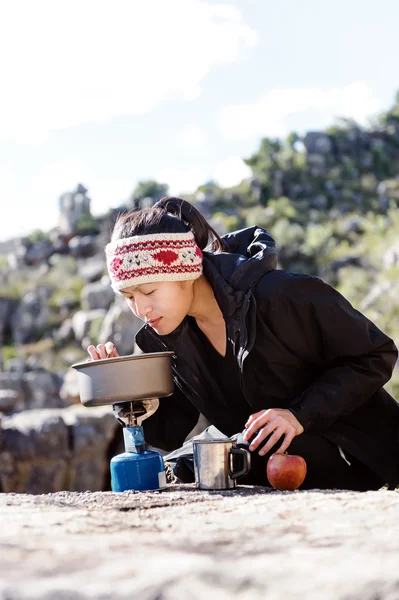 烹饪的远足者的女人 — 图库照片