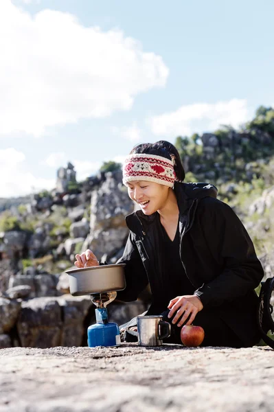 Cooking hiker woman — Stock Photo, Image