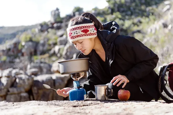 Cooking hiker woman — Stock Photo, Image