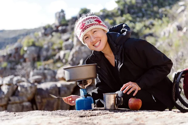 Cucina escursionista donna — Foto Stock