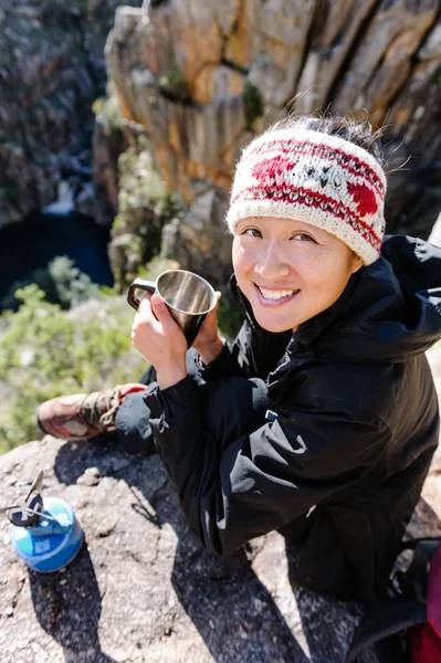 Backpacker kadın eğlence — Stok fotoğraf