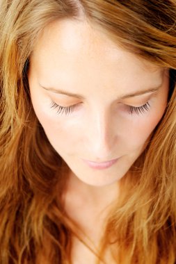 güzel kızıl saçlı aşağı bakıyor