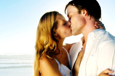 Yeni evli çift balayı, plaj tatil yaz aylarında ve samimi bir an öpüşme.