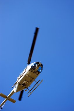Helikopter uçuş ön görünümü. kar dağın üzerinden uçmak.