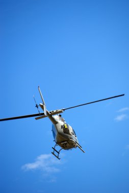 Helikopter uçuş ön görünümü. kar dağın üzerinden uçmak.