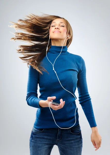 Mulher feliz com leitor de música — Fotografia de Stock