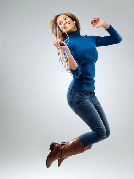 Energetische vrouw met music player — Stockfoto