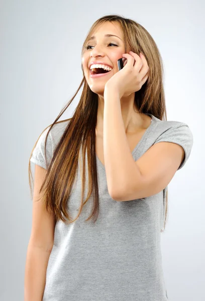 Chica despreocupada con teléfono móvil — Foto de Stock