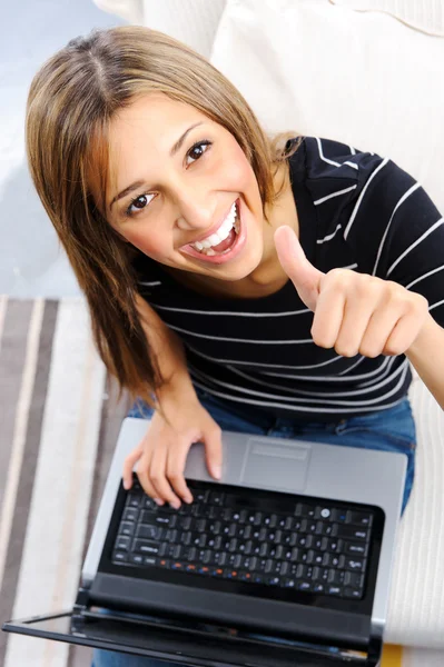 Jovem mulher com laptop — Fotografia de Stock