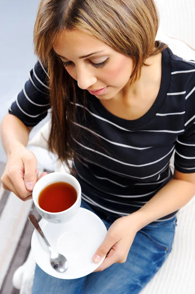 Menina bonita segurando uma xícara de chá — Fotografia de Stock