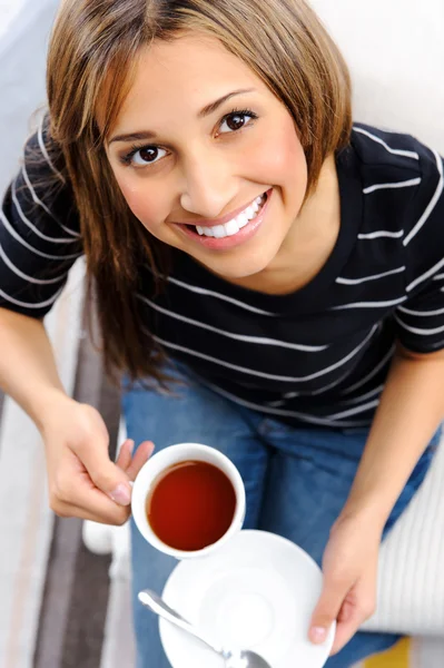 Mooi meisje houdt een kopje thee — Stockfoto