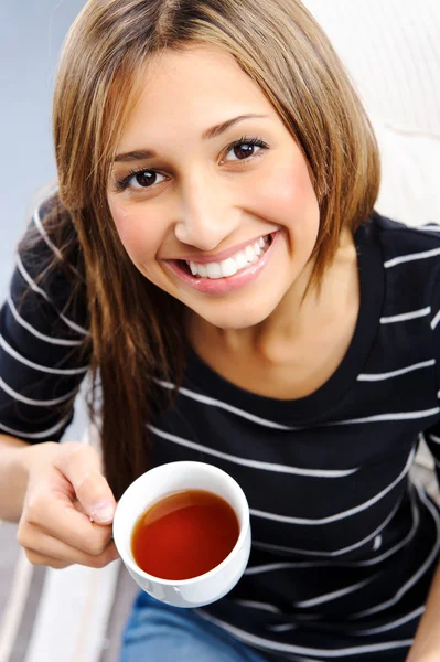 Jolie fille tenant une tasse de thé — Photo