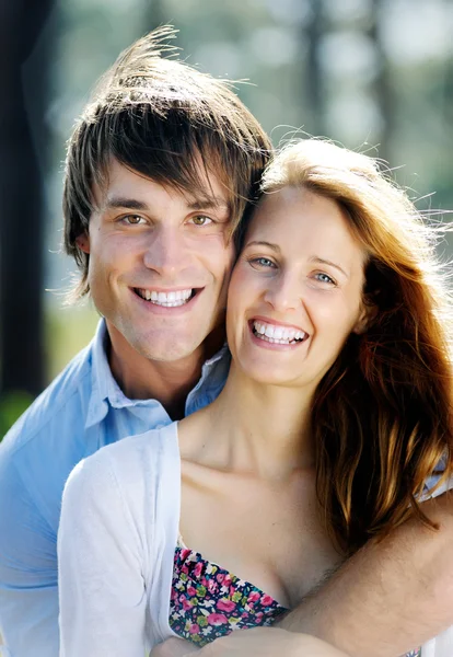 Retrato de una pareja sonriente — Foto de Stock