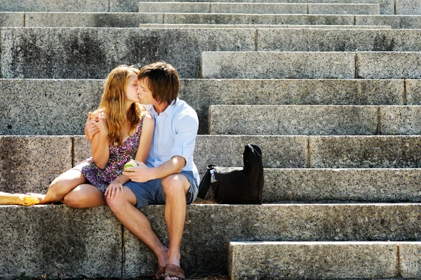 Casal Beijando — Fotografia de Stock