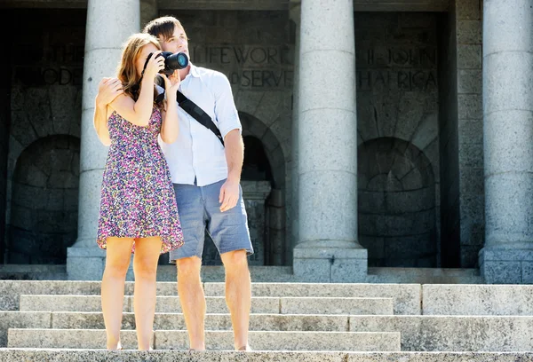 Viaje pareja con cámara — Foto de Stock