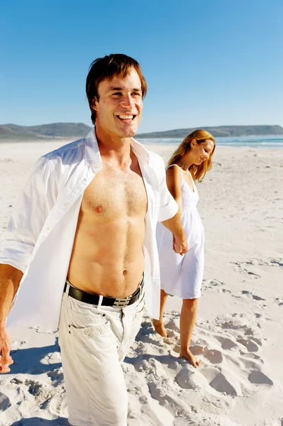 Carefree walking beach couple — Stock Photo, Image