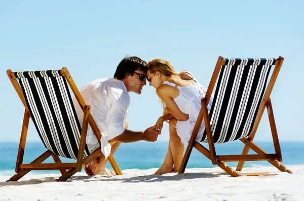 Молода пара на пляжі влітку ділиться інтимним моментом любові і любові — стокове фото